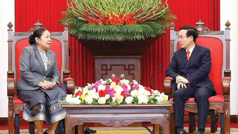 Đồng chí Võ Văn Thưởng tiếp đồng chí Sisay Leudetmounsone. Ảnh: TTXVN