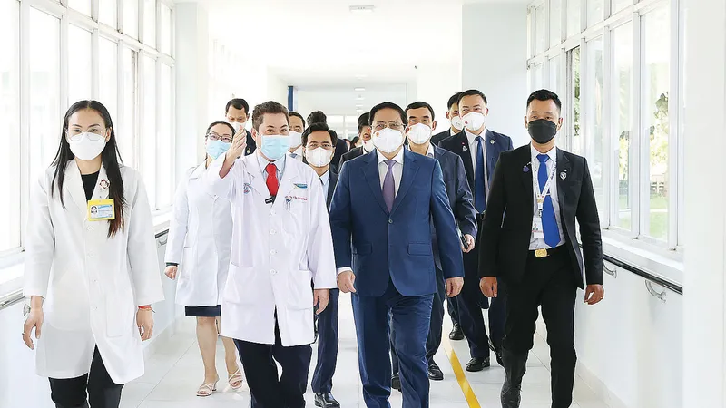 Thủ tướng Phạm Minh Chính đến thăm Bệnh viện Chợ Rẫy - Phnom Penh. Ảnh: TTXVN