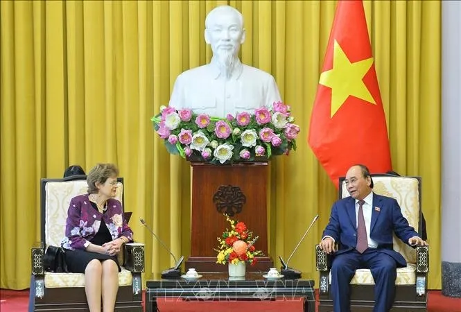 Chủ tịch nước Nguyễn Xuân Phúc tiếp Thống đốc bang Nam Úc Frances Adamson. Ảnh: TTXVN