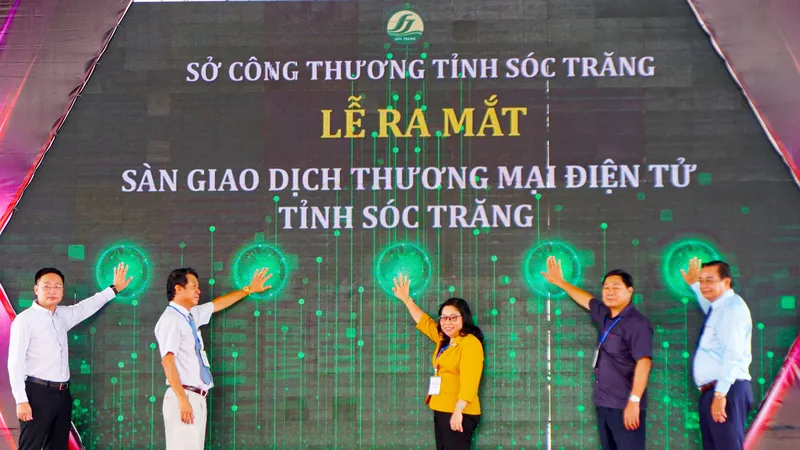 Lãnh đạo tỉnh Sóc Trăng thực hiện nghi thức ra mắt Sàn giao dịch thương mại điện tử tỉnh