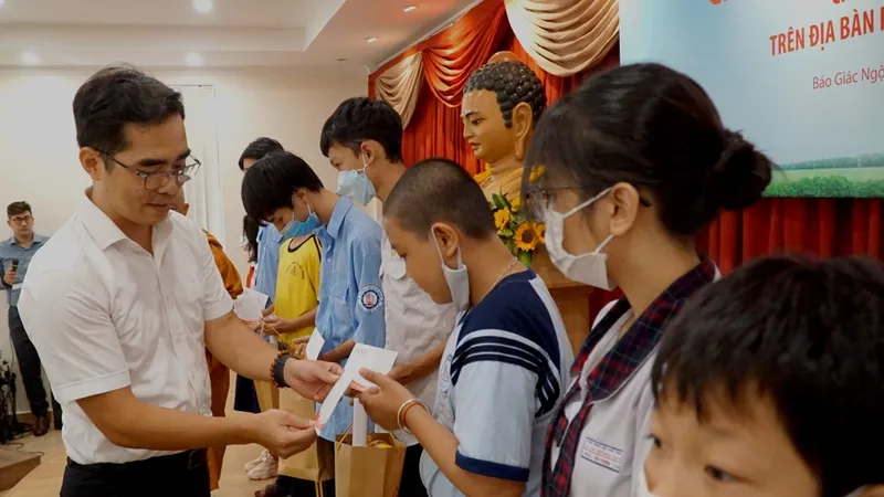 Đại diện Agribank trao học bổng đến học sinh thuộc gia đình chính sách khó khăn tại phường Võ Thị Sáu, quận 3