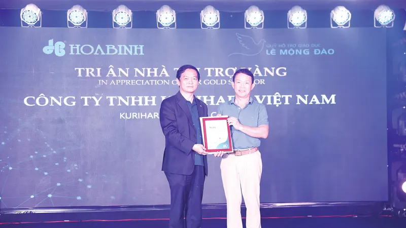 Chủ tịch Lê Viết Hải trao kỷ niệm chương và thư cảm ơn tới nhà tài trợ