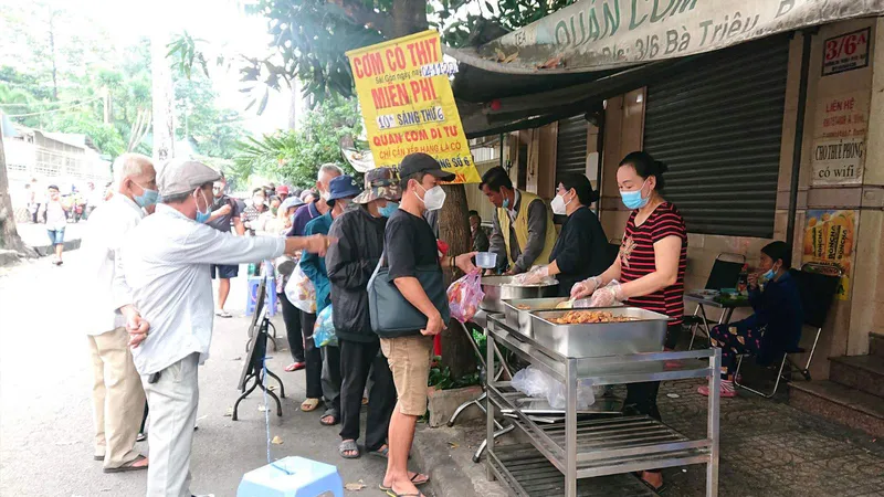 Phục vụ cơm miễn phí cho hơn 200 người có hoàn cảnh khó khăn đang nuôi bệnh nhân