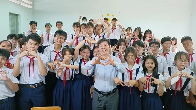 Thầy Nguyễn Bá Minh, giáo viên Trường THCS Chu Văn An (quận 11), với phương châm: Học sinh cần được thoải mái về tinh thần mới tiếp thu kiến thức hiệu quả 