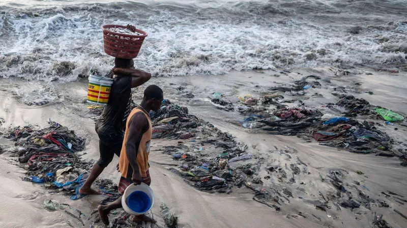 Bãi biển Chorkor gần thủ đô Accra của Ghana bị ô nhiễm. Ảnh: BLOOMBERG