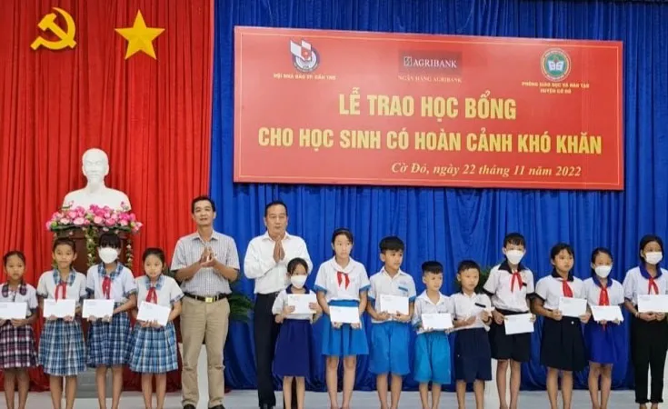Các em học sinh nghèo, có hoàn cảnh khó khăn của huyện Cờ Đỏ nhận học bổng