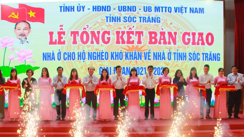 Lãnh đạo tỉnh Sóc Trăng thực hiện nghi thức bàn giao 3.496 căn nhà cho hộ nghèo trên địa bàn tỉnh