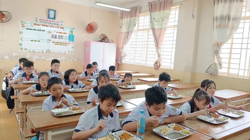 Trường Tiểu học Phan Đình Phùng (quận 3, TPHCM) đảm bảo chất lượng bữa ăn bán trú cho học sinh Ảnh: THU TÂM
