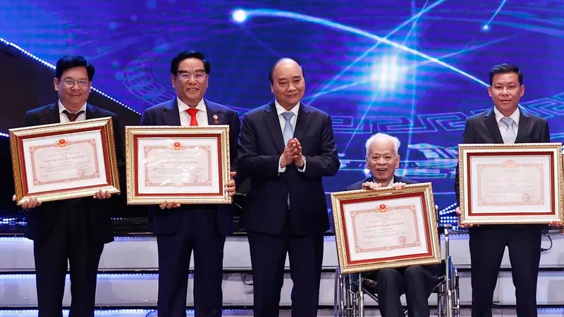 Chủ tịch nước Nguyễn Xuân Phúc trao Giải thưởng Hồ Chí Minh về Khoa học và Công nghệ cho tác giả, đại diện tác giả, đại diện đồng tác giả của 12 công trình, cụm công trình. Ảnh: TTXVN
