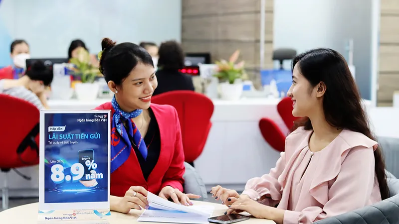 Nhiều ngân hàng cạn room tín dụng nên tăng lãi suất để huy động vốn. Ảnh: MINH HUY