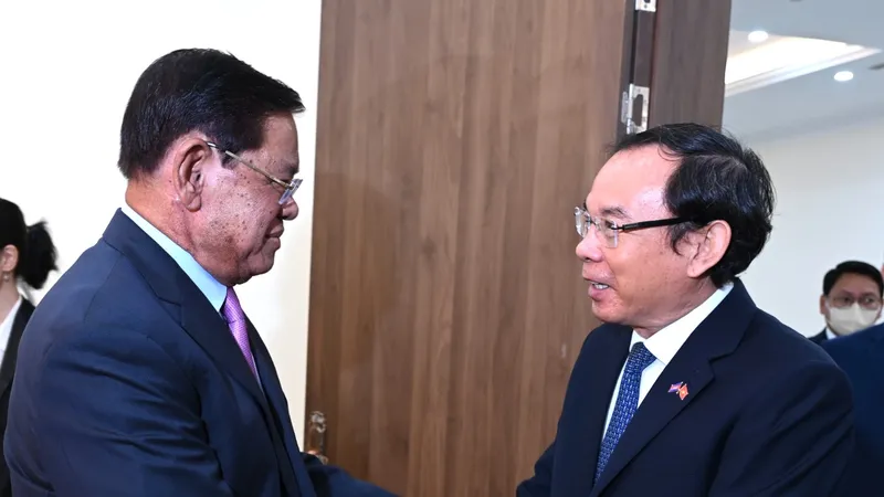 Phó Thủ tướng Chính phủ Hoàng gia Campuchia Samdech Sar Kheng chào đón Bí thư Thành ủy TPHCM Nguyễn Văn Nên. Ảnh: VĂN MINH