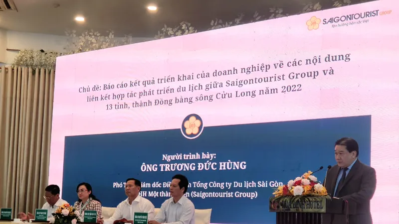 Ông Trương Đức Hùng, Phó Tổng Giám đốc điều hành Saigontourist Group báo cáo kết quả hợp tác tại hội nghị tổng kết ngày 16-12-2022