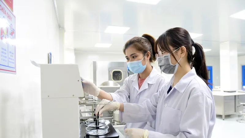 Sản xuất thuốc tại Công ty CP Dược phẩm Boston Việt Nam. Ảnh: PHAN LỘC 