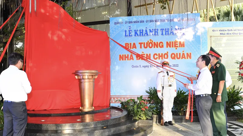 Phó Bí thư Thành ủy TPHCM Nguyễn Văn Hiếu cùng các đại biểu thực hiện nghi thức khánh thành Bia tưởng niệm Nhà đèn Chợ Quán. Ảnh: VIỆT DŨNG 