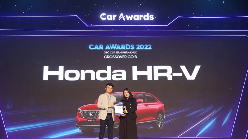 Ông Phạm Đức Huy, Trưởng ban tổ chức trao Giải “Ô tô của năm” hạng mục xe Crossover cỡ B cho đại diện Công ty Honda Việt Nam