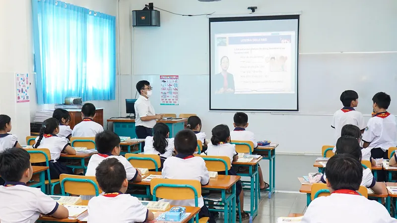 Một tiết học tiếng Anh theo mô hình lớp học ảo tại Trường Tiểu học Thạnh An, huyện Cần Giờ, TPHCM. Ảnh: HOÀNG HÙNG