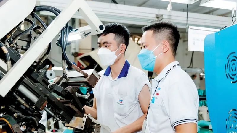 Anh Nguyễn Ngọc Luôn (bên phải) đã có nhiều sáng kiến, cải tiến giúp làm lợi nhiều tỷ đồng cho đơn vị
