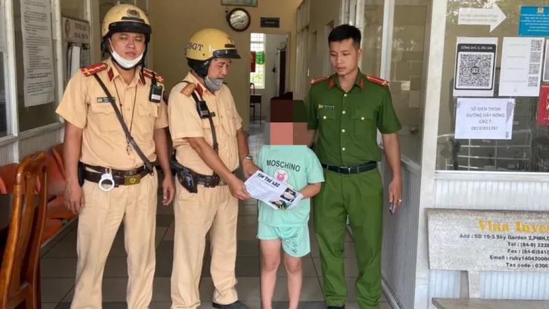 CSGT TPHCM bàn giao bé gái cho Công an phường Tân Phong để liên hệ với gia đình