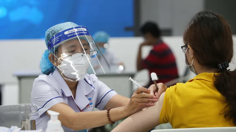 TPHCM duy trì tiêm chủng Covid-19 xuyên tết 