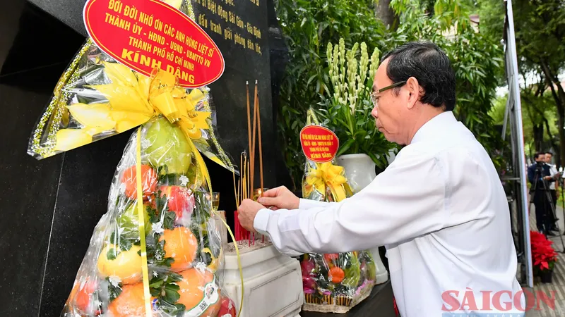 Bí thư Thành ủy TPHCM Nguyễn Văn Nên dâng hương tại Bia tưởng niệm chiến sĩ Biệt động Sài Gòn- Gia Định. Ảnh: VIỆT DŨNG 