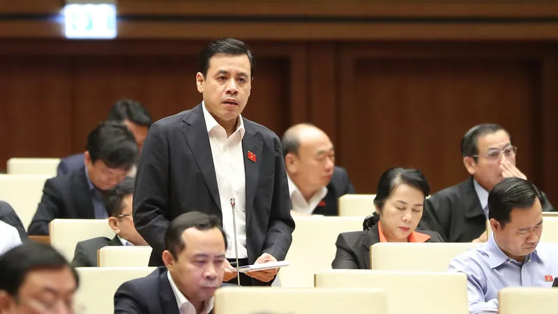 Đại biểu Trần Anh Tuấn (TPHCM) phát biểu sáng 7-1. Ảnh: QUANG PHÚC