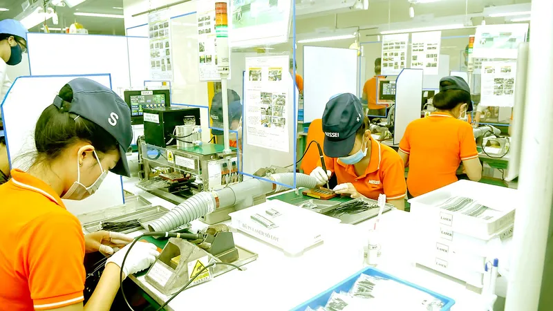 Sản xuất linh kiện điện - điện tử tại một doanh nghiệp FDI ở TPHCM. Ảnh: CAO THĂNG