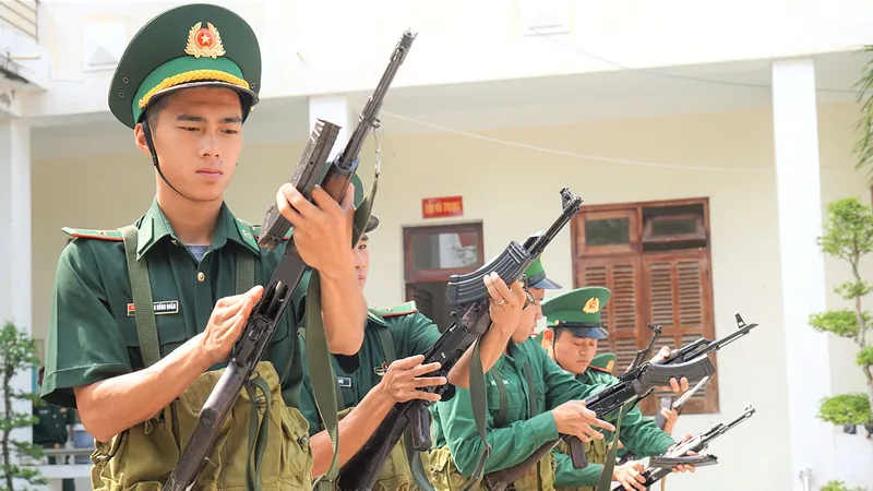 Cán bộ, chiến sĩ kiểm tra quân trang, vũ khí trước khi tổ chức tuần tra, kiểm soát