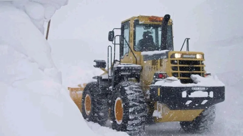 Dùng máy xúc tuyết ở TP Aomori