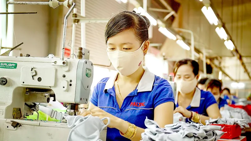 Sản xuất hàng may mặc tại Công ty may Nguyên Dung, quận 12. Ảnh: HOÀNG HÙNG
