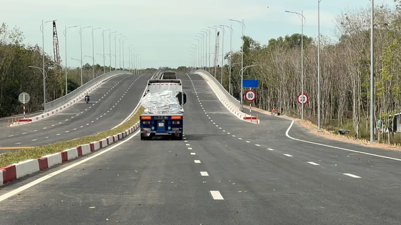  Cầu và đường nối huyện Dầu Tiếng (Bình Dương) với huyện Dương Minh Châu (Tây Ninh). Ảnh: QUANG PHÚ