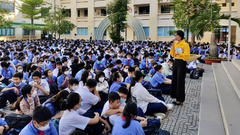 Giao lưu giữa nhà văn Phương Huyền và học sinh