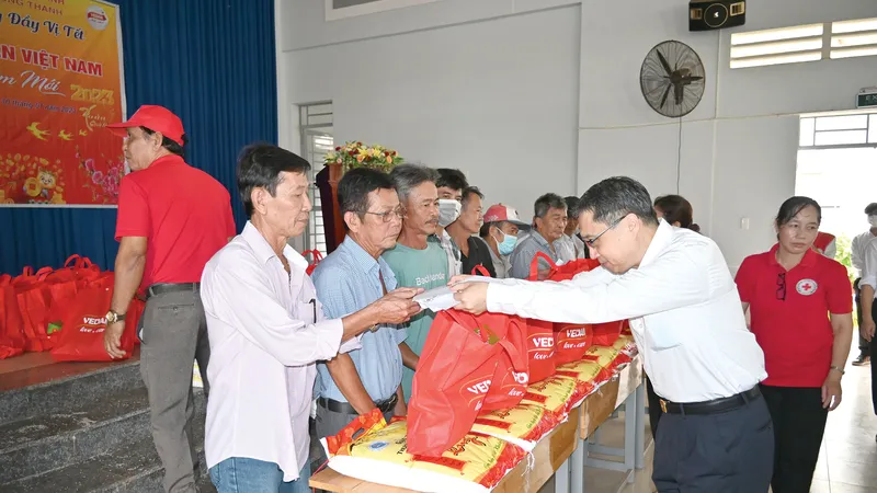 Ông Ni Chih Hao - Tổng Giám đốc Công ty CPHH Vedan Việt Nam (áo trắng) trao quà Tết cho bà con tại xã Tân Hiệp, huyện Long Thành