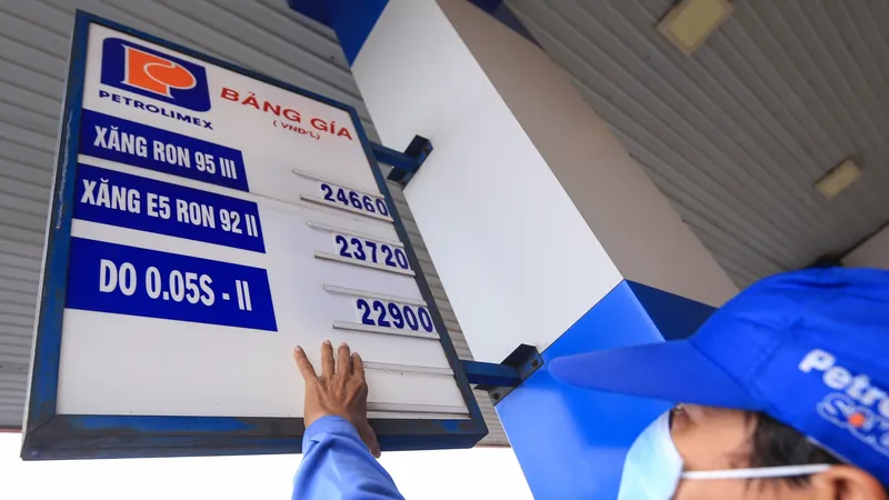 Ai định giá xăng dầu?