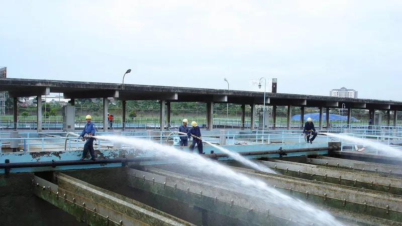 Nhân viên tại nhà máy nước nỗ lực đảm bảo cấp nước an toàn trong dịp tết và mùa khô