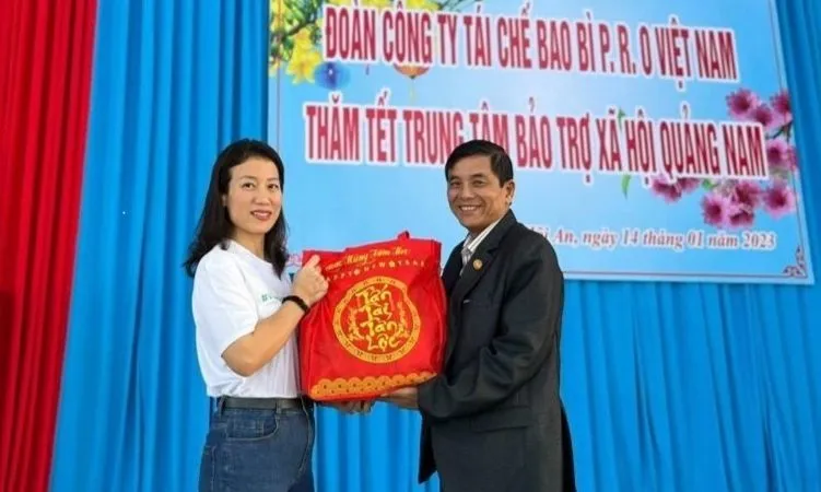 Bà Chu Thị Kim Thanh, Giám đốc PRO Việt Nam, đại diện đoàn tặng quà cho đại diện Trung tâm Bảo trợ xã hội Quảng Nam 