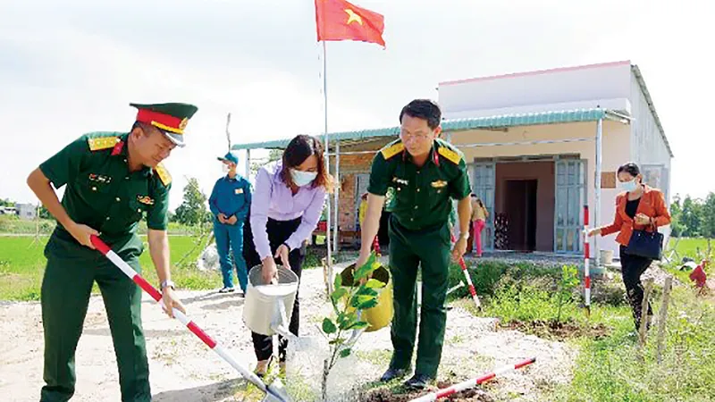Lãnh đạo Bộ Chỉ huy Quân sự tỉnh Long An trồng cây xanh, tạo cảnh quan tại điểm dân cư liền kề chốt dân quân biên giới xã Bình Hiệp, thị xã Kiến Tường, tỉnh Long An