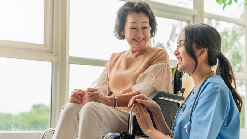 Công nghệ AI sẽ giúp giảm bớt nhân lực chăm sóc người già ở các viện dưỡng lão. Ảnh: MobiHealthNews