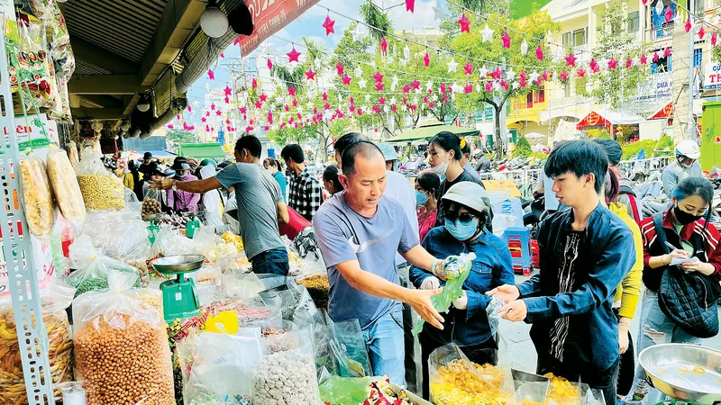 Hàng tết nhiều, người dân tất bật mua sắm