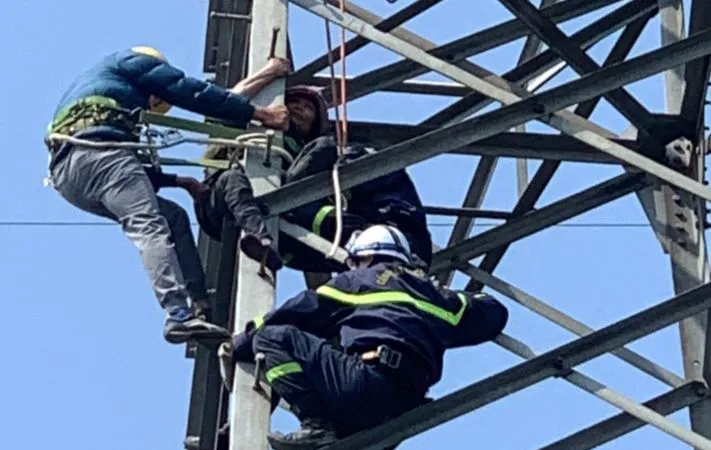 Giải cứu người phụ nữ hơn 60 tuổi trèo cột điện cao thế 