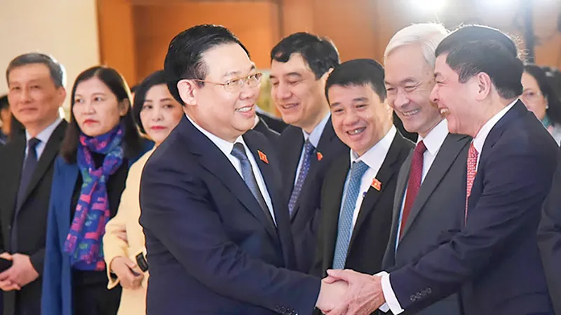 Chủ tịch Quốc hội Vương Đình Huệ và các đại biểu dự buổi gặp mặt