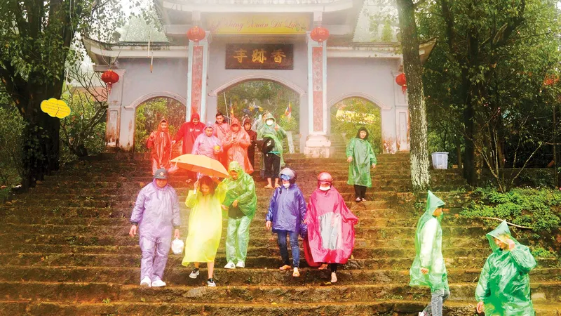Mặc dù mưa lạnh nhưng du khách vẫn “đội mưa” đi lễ hội chùa Hương Tích (tỉnh Hà Tĩnh)