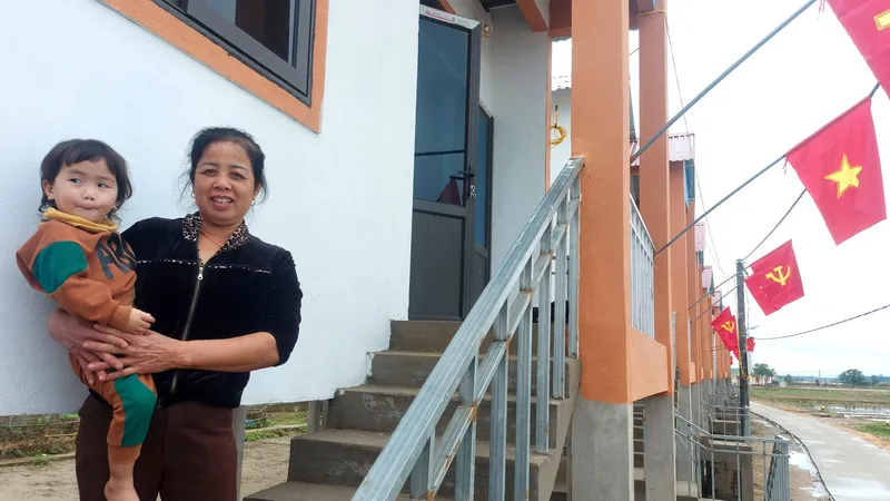 Bà Nguyễn Thị Thịnh (56 tuổi, ở thôn vạn chài Tiền Phong) phấn khởi bên ngôi nhà mới