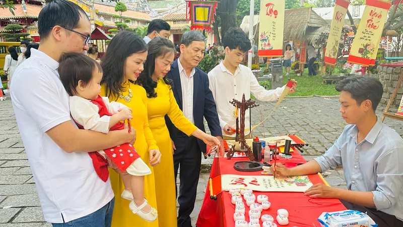 Gia đình anh Hoàng Minh Tuấn xin chữ ngày mùng 1 Tết tại Lăng Ông Tả quân Lê Văn Duyệt