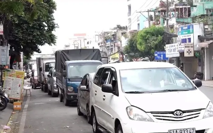 Hà Nội: Xếp hàng dài tại các trung tâm đăng kiểm