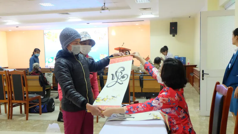  Tặng chữ cho bệnh nhân