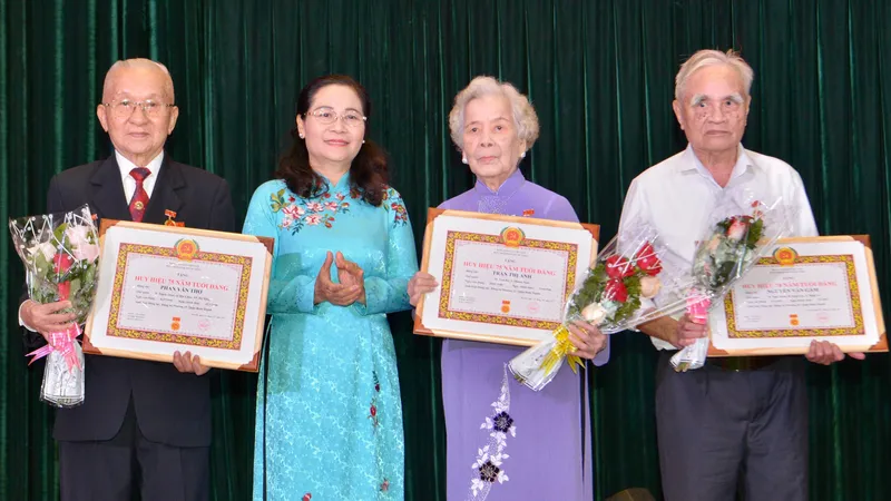 Đồng chí Nguyễn Thị Lệ, Phó Bí thư Thành ủy, Chủ tịch HĐND TPHCM trao Huy hiệu Đảng cho các đảng viên cao tuổi Đảng. Ảnh: CAO THĂNG