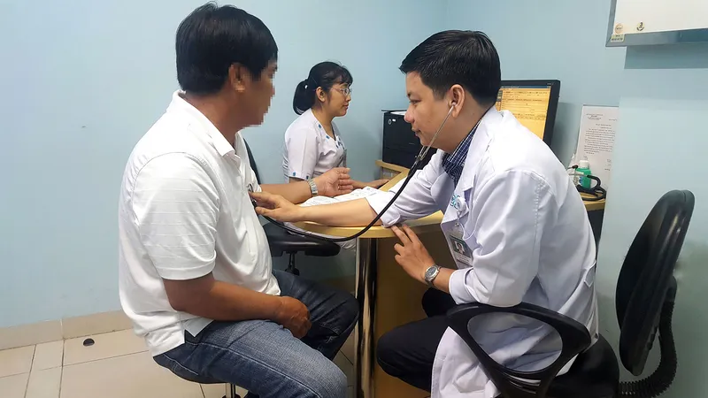 Bác sĩ đang thăm khám cho bệnh nhân tại BV Đại học Y Dược TPHCM