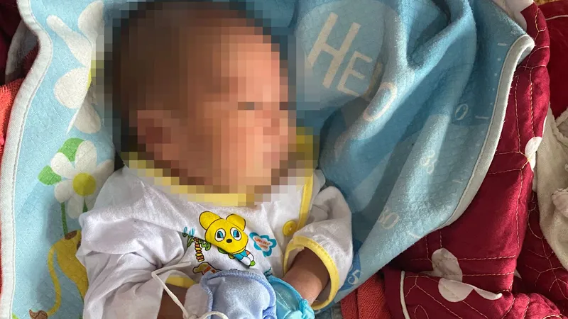 Bé sơ sinh bị bỏ rơi ở thị trấn Hương Khê (huyện Hương Khê, tỉnh Hà Tĩnh)