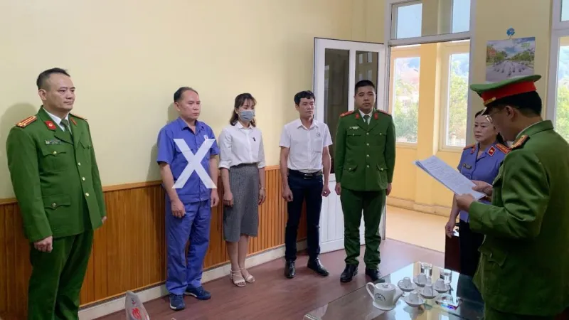 Cơ quan CSĐT đọc quyết định khởi tố đối với Trần Tiến Dũng (dấu X). Nguồn: CAND