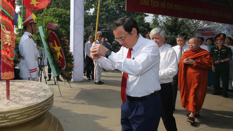 Lãnh đạo TPHCM dâng hương, dâng hoa đồng chí Huỳnh Tấn Phát